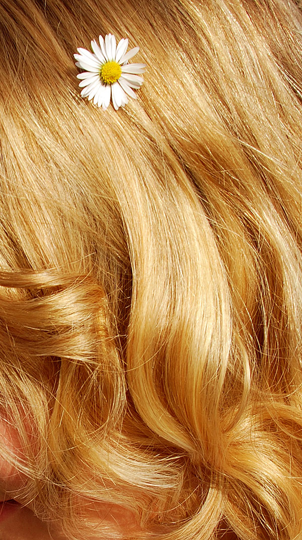 Почему на солнце волосы золотые